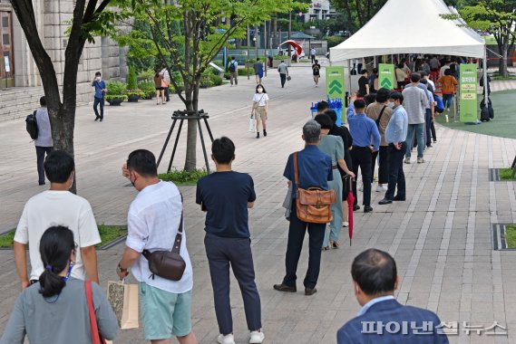 코로나 신규 확진자 오후 9시 누계 1681명…벌써 역대 최고 넘어