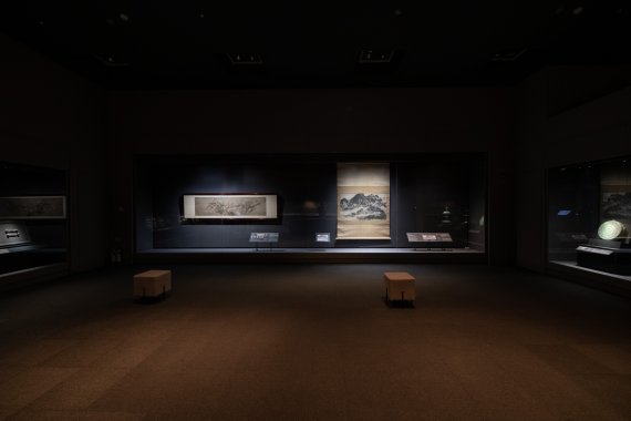 국립중앙박물관 '위대한 문화유산을 함께 누리다-고故 이건희 회장 기증 명품전' 전시 전경. 오른편에는 겸재 정선의 '인왕제색도(1751)'가 걸려있고 왼편에는 단원 김홍도의 '추성부도(1805)'가 걸려있다. /사진=국립중앙박물관