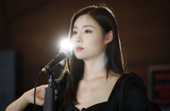 뮤지컬 배우 민경아가 14일 서울 구로구 신도림 디큐브시티에서 진행된 뉴스1과의 인터뷰에 앞서 '시카고'의 대표 넘버의 록시(ROXIE)를 시연을 하고 있다. 2021.7.14/뉴스1 © News1 권현진 기자