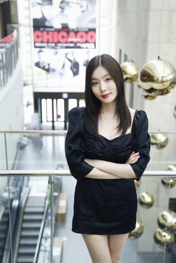 뮤지컬 '시카고' 배우 민경아가 14일 서울 구로구 신도림 디큐브시티에서 진행된 뉴스1과의 인터뷰에 앞서 포즈를 취하고 있다. 2021.7.14/뉴스1 © News1 권현진 기자