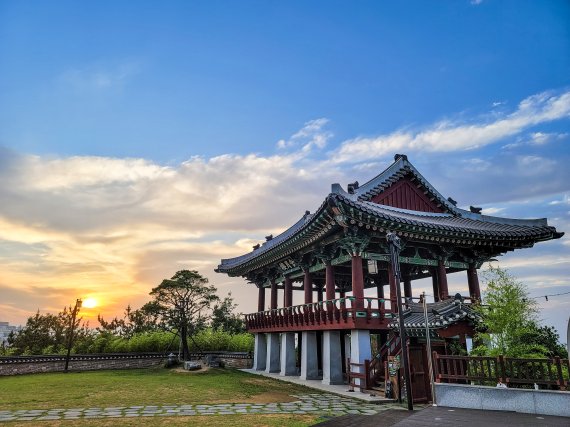 울산 중구 성안동 함월산에 있는 '함월루' 이곳에 올라서면 울산 시가지를 한 눈에 내려다 볼 수 있다. 함월산은 달을 품은 산이라는 뜻이다. /사진=울산 중구 제공