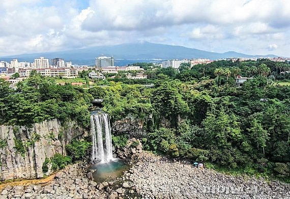 서귀포시 직영 관광지 정방폭포 [제주도 제공]