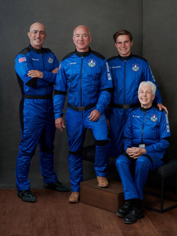 20일(현지시간) 미국 민간 우주기업 블루 오리진의 '뉴셰퍼드' 우주선에 탑승해 우주로 가는 제프 베이조스 아마존 창업자(왼쪽 두번째)와 동승자들.로이터뉴스1