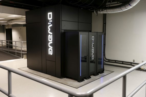 네덜란드 과학자들이 3곳으로 양자정보를 이동하는 3중 양자 원격이동 실험에 성공해 양자컴퓨터 실용화 가능성을 더 높였다. 사진은 2015년 12월 8일(현지시간) 미국 캘리포니아주 마운틴뷰 나사 에임스연구소의 D-웨이브 2X 양자컴퓨터. 로이터뉴스1