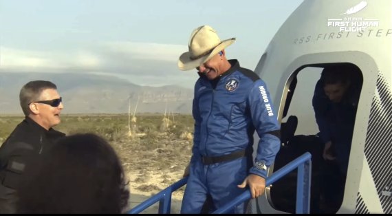 지난해 7월 21일 미국 텍사스주 발사장에서 아마존과 블루오리진을 창업한 제프 베이조스가 첫번째 우주비행을 마친 뒤 캡슐에서 내려오고 있다.AP뉴시스