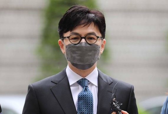 한동훈 검사장이 지난 5월 21일 오후 서울 서초구 서울중앙지법에서 열린 정진웅 광주지검 차장검사의 폭행 관련 공판에 증인으로 출석하며 취재진의 질문에 답하고 있다. / 사진=뉴시스