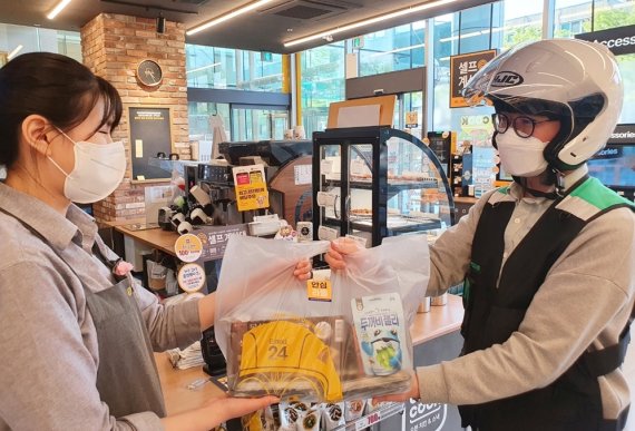 '폭염·코로나·폭우' 3중고에 편의점 배달 매출 2배 급증
