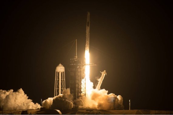 2021년 4월 24일 스페이스X 엔데버호가 23일(현지시간) 플로리다 나사 케네디 우주센터에서 발사되는 모습.