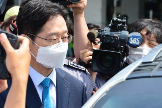 [창원=뉴시스] 김기진 기자 = 21일 오전 대법원의 최종판결에 따라 징역형이 확정된 김경수 경남지사가 경남도청 현관에서 입장을 밝히고 챠량에 탑승하고 있다. 2021.07.21. sky@newsis.com <저작권자ⓒ 공감언론 뉴시스통신사. 무단전재-재배포 금지.> /사진=뉴시스화상