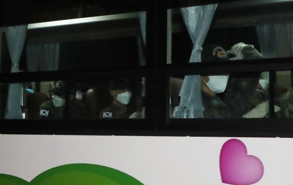 해외파병 임무 수행 중 코로나19 확진자가 발생한 청해부대 장병들을 태운 버스가 지난 20일 오후 충북 보은군 사회복무연수센터로 도착하고 있다. / 사진=뉴스1