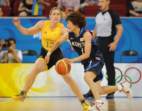 [베이징=신화/뉴시스] 13일 베이징올림픽농구경기장에서 열린 여자농구 호주와 한국의 경기에서 한국의 진미정(오른쪽)이 호주의 벨린다 스넬을 제치고 공격하고 있다. 한국은 호주에 62-90으로 패하여 2패를 기록했다.