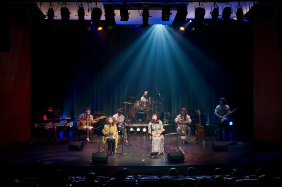 [대구=뉴시스] 이지연 기자 = 대구 대표 하드록 밴드 아프리카 & 전주의 고니밴드의 콘서트가 28일 웃는얼굴아트센터에서 펼쳐진다. 콘서트 '추억만들기' 공연 모습. (사진=달서문화재단 제공) 2021.07.21. photo@newsis.com