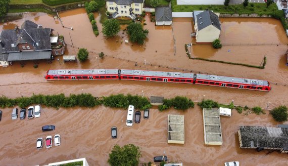 지난 15일(현지시간) 대홍수로 독일 라인란트팔츠주 코르델 지방 기차역이 물에 잠겨 있다. 이번 대홍수로 독일과 벨기에 등에서는 200명 가까이 사망자가 나왔으나, 국경을 맞댄 네덜란드에서는 2ㅇ일 현재까지 단 한 명의 희생자도 나오지 않았다. /사진=뉴시스
