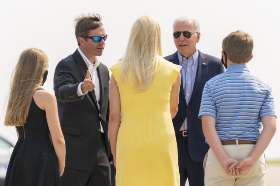 조 바이든(오른쪽 2번째) 미국 대통령이 21일(현지시간) 오하이오, 켄터키주 방문 길에 나서 켄터키주 헤브론의 신시내티/북켄터키 국제공항에서 앤드 베시어(오른쪽 4번째) 켄터키 주지사 가족의 환대를 받고 있다. AP뉴시스