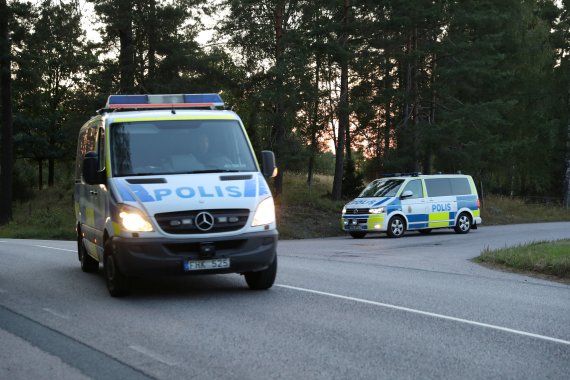 21일(현지시간) 스웨덴 에스킬스투나 인근 헬비 교도소로 출동했던 경찰 차량들이 철수하고 있다. 이 교도소의 사형수 2명은 교도관 2명을 인질로 붙잡고 피자 20판과 헬리콥터를 요구했다가 다시 체포됐다.로이터뉴스1