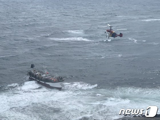 제주 우도 해상서 좌초된 어선에 타고 있던 승선원 8명이 전원 구조됐다. [서귀포해양경찰서 제공] 2021.7.22/뉴스1