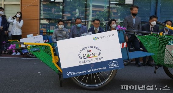 세계적 수준의 기능을 보유한 현대중공업 장인회가 직접 제작한 브레이크 달린 리어카의 모습. 노란색 부분이 브레이크로, 작은 힘으로도 손 쉽게 제동기능이 작동된다. 재활용품 수집 노인들에게도 안성마춤이다. 이 리어카는 지난 7일 특허청으로부터 디자인 특허를 취득하면서 리어카계의 명품으로 소문이 돌고 있다. /사진=울산 동구 제공