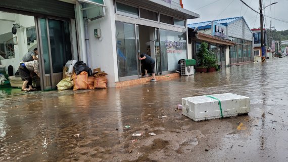 6일 오전 폭우가 내린 전남 진도군 진도읍 일대 상가주택과 도로가 침수돼 있다. (사진=독자 제공) /사진=뉴시스