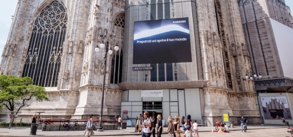 삼성전자가 다음달 11일 '삼성 갤럭시 언팩 2021' 행사를 앞두고 전세계 주요 랜드마크에서 옥외광고를 진행한다. 이탈리아 밀라노 두오모 광장에서 진행 중인 옥외광고. 삼성전자 제공