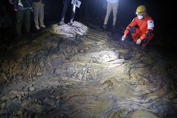 유네스코 세계자연유산으로 지정된 만장굴에선 용암이 흐르다 정체된 모습을 확인할 수 있다.