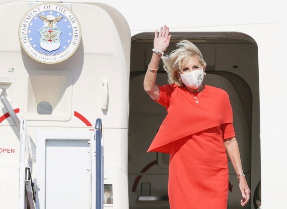 도쿄올림픽 개막식 참석을 위해 22일 조 바이든 미국 대통령의 부인 질 바이든 여사가 일본 도쿄 요코타 공군기지에 도착해 손을 흔들고 있다. 모테기 도시미쓰 일본 외무상이 직접 바이든 여사를 맞이했다. 로이터 뉴스1