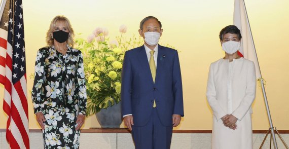 도쿄올림픽 개막식 참석을 위해 일본을 방문한 조 바이든 미국 대통령의 부인 질 바이든 여사가 지난 7월 22일 도쿄 모토아카사카 영빈관에서 스가 요시히데 일본 총리 부부와 기념촬영을 하고 있다. AP뉴시스
