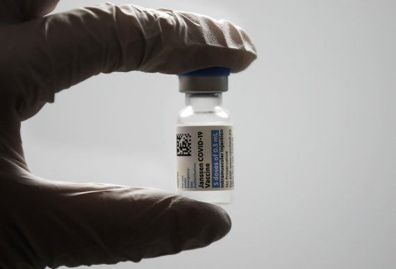 유럽연합(EU)의 의약품 규제당국이 존슨앤드존슨 자회사 얀센의 신종 코로나바이러스 감염증(코로나19) 백신으로 발생할 수 있는 매우 드문 부작용에 '길랭-바레 증후군'을 추가했다. 뉴시스