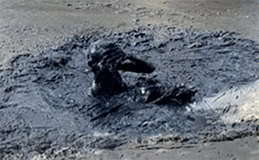 베트남에서 한 남성이 진흙더미에 누워 있다가 갑자기 일어나고 있다. /영상=유튜브
