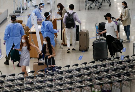 20일 인천국제공항 1터미널에 해외입국자들이 검역관을 통과하고 있다. 델타 변이가 빠르게 확산 중인 가운데 수도권 지역에 적용 중인 새로운 사회적 거리두기 4단계를 2주일 연장할 수 있다는 전망에 힘이 실리고 있다. 2021.7.20/뉴스1 © News1 안은나 기자