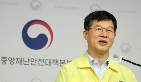 수도권 거리두기 4단계 내달 8일까지...비수도권 거리두기 25일 발표(종합)