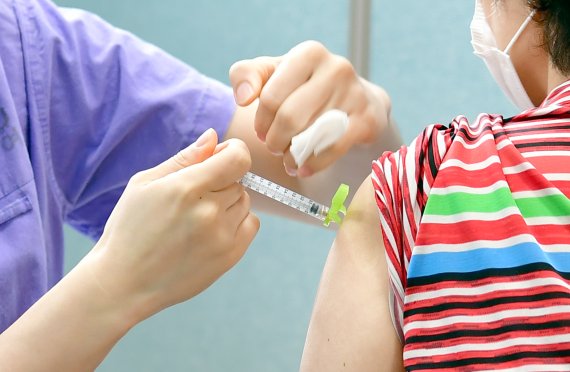 5일 오후 광주 동구 전남대학교병원 코로나19 예방접종 위탁의료기관에서 50세 미만 아스트라제네카 백신 접종자에 대한 화이자 백신 교차접종이 이뤄지고 있다. /사진=뉴시스
