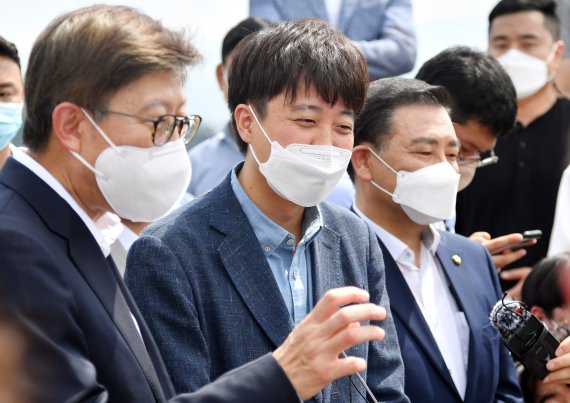 ▲지난 23일 이준석 국민의힘 대표가 부산 강서구 가덕도 대항전망대를 방문, 박형준 부산시장과 함께 가덕신공항 건설예정지를 둘러보며 사업계획에 대한 설명을 듣고 있다. /사진=뉴시스