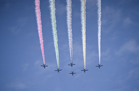 일본 항공자위대 소속 '블루 임펄스'가 23일 일본 도쿄에서 2020 도쿄 올림픽 개막식을 앞두고 축하 비행을 하고 있다. 신화 뉴시스