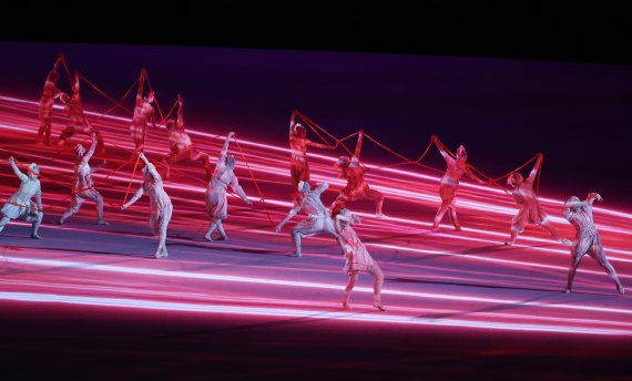 [도쿄(일본)=뉴시스] 최진석 기자 = 23일 오후 일본 도쿄 국립경기장에서 열린 2020 도쿄올림픽 개막식에서 축하공연이 펼쳐지고 있다.