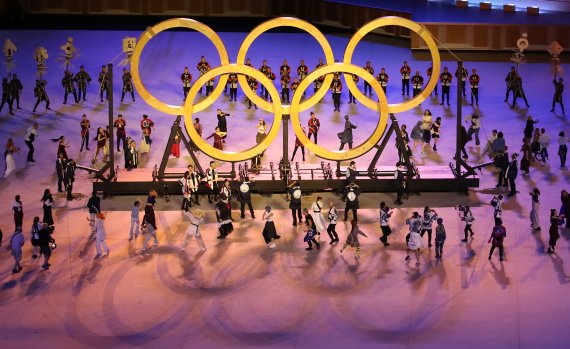 (도쿄=뉴스1) 송원영 기자 = 23일 밤 일본 도쿄 국립경기장에서 열린 2020 도쿄올림픽 개막식에서 공연이 펼쳐지고 있다.