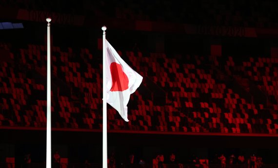 지난달 23일 오후 일본 도쿄 국립경기장에서 열린 2020 도쿄올림픽 개막식에서 일본 국기 뒤로 텅 빈 관중석이 보이고 있다.<div id='ad_body3' class='mbad_bottom' ></div>/사진=뉴시스