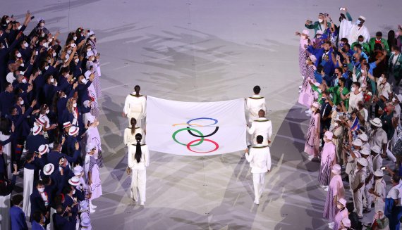 23일 도쿄 신주쿠 국립경기장에서 2020 도쿄올림픽 개막식이 열리고 있다. 뉴시스