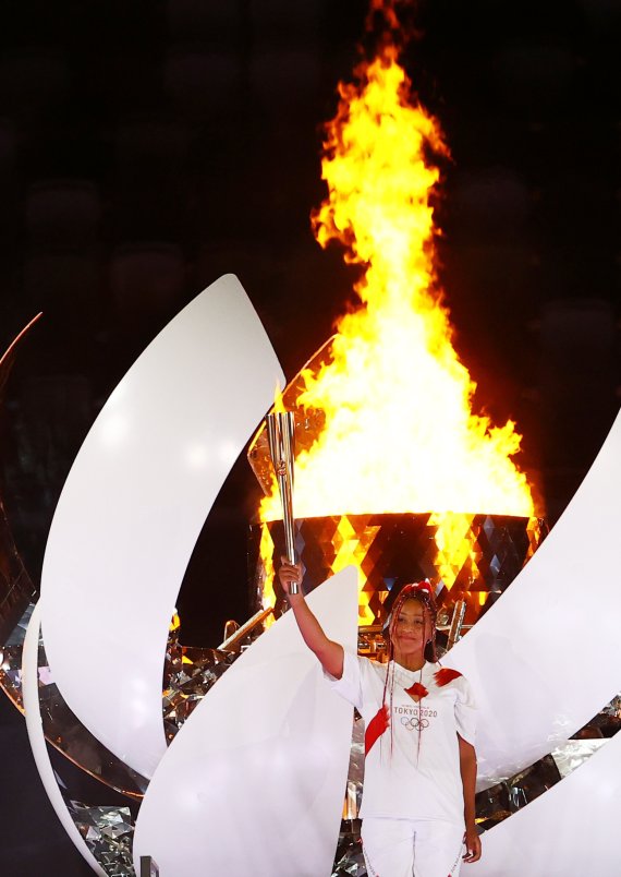 세계적인 테니스스타 오사카 나오미가 23일 일본 도쿄 신주쿠 국립경기장에서 열린 도쿄올림픽 개막식에서 마지막 성화 주자로, 점화대에 불을 붙였다. 로이터 뉴스1
