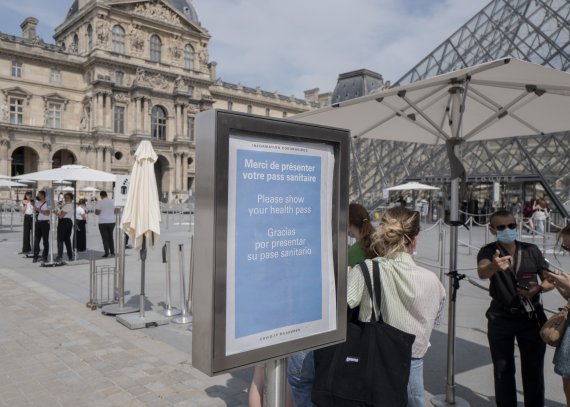 델타변이가 확산하는 가운데 프랑스 파리의 루브르박물관 앞에 만들어진 코로나19 검사소에서 방문객들이 검사 등록을 하고 있다. AP뉴시스