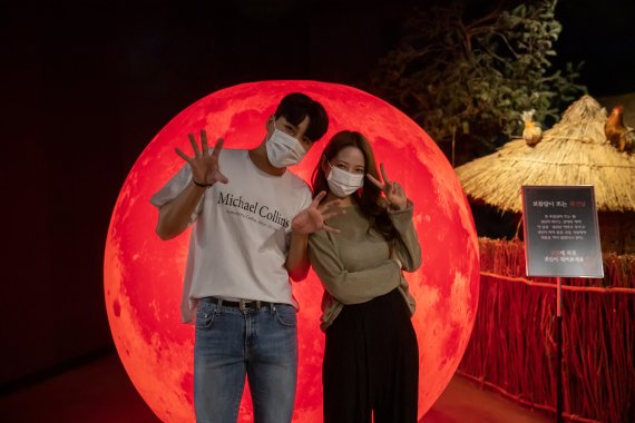 [서울=뉴시스]롯데월드 민속박물관 '오싹한 조선괴담소' 중 '붉은 달 포토존'