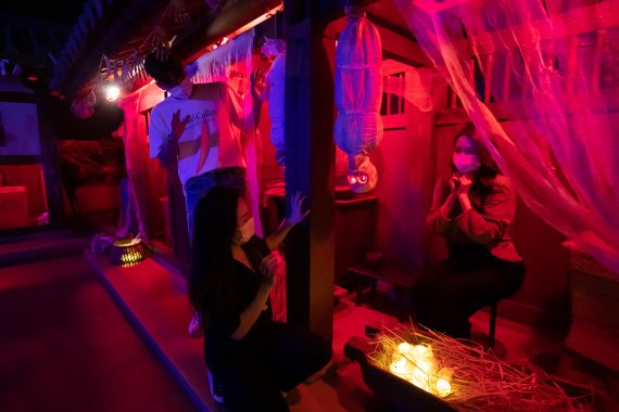 [서울=뉴시스]롯데월드 민속박물관 '오싹한 조선괴담소' 중 '귀족의 집'