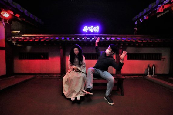 [서울=뉴시스]롯데월드 민속박물관 '오싹한 조선괴담소' 중 '독각귀 네온 글자 포토존'