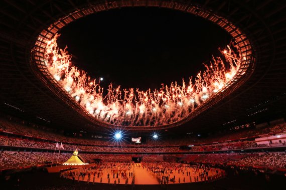 23일 도쿄 신주쿠 국립경기장에서 열린 2020 도쿄올림픽 개막식에서 선수단이 입장을 마치자 불꽃이 경기장을 수놓고 있다. (공동취재사진)/사진=뉴시스