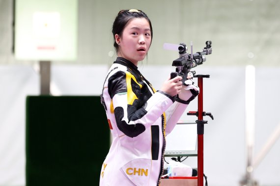 중국 사격 대표 양첸이 지난 달 24일 일본 도쿄도 네리마구 아사카 사격장에서 열린 도쿄올림픽 여자 10m 공기소총 결선에서 경기를 마친 후 놀라고 있다. 양첸은 251.8점으로 올림픽 신기록을 세우며 이번 대회 첫 금메달 주인공이 됐다. 뉴시스 제공