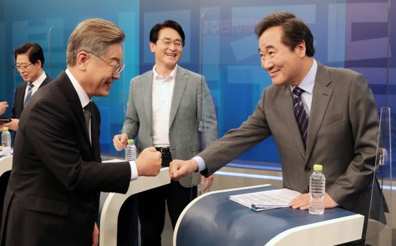 8일 오후 서울 중구 TV조선 스튜디오에서 열린 더불어민주당 대선 예비후보 합동 TV토론회에서 이재명 후보와 이낙연 후보가 인사 나누고 있다. 2021.7.8/뉴스1 © News1 국회사진취재단
