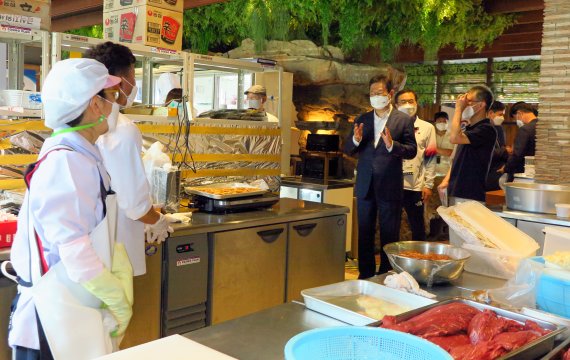 황희 문화체육관광부 장관이 24일 일본 도쿄 헨나 호텔에 마련된 한국 대표팀 급식지원센터를 방문해 근무자들을 격려하고 있다. 주일한국문화원 제공