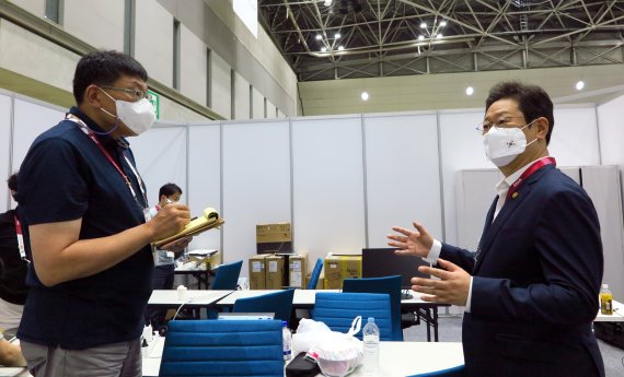 황희 문화체육관광부 장관(오른쪽)이 24일 일본 도쿄 고토구 도쿄올림픽 미디어프레스센터(MPC)를 방문했다. 주일한국문화원 제공.