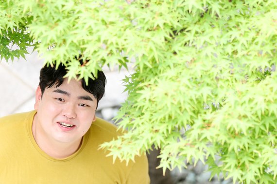 배우 손보승이 뉴스1과의 인터뷰에 앞서 포즈를 취하고 있다. /뉴스1 © News1 민경석 기자