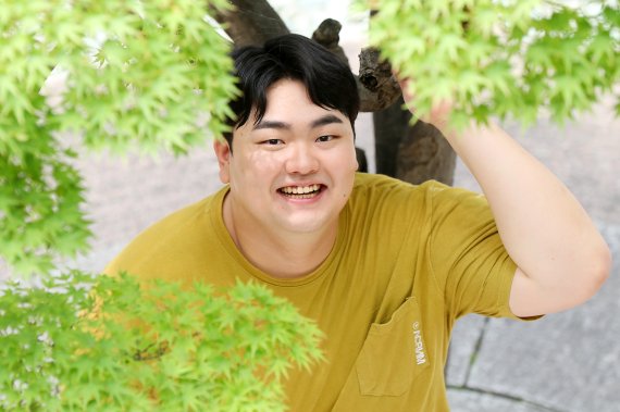 배우 손보승이 뉴스1과의 인터뷰에 앞서 포즈를 취하고 있다. /뉴스1 © News1 민경석 기자