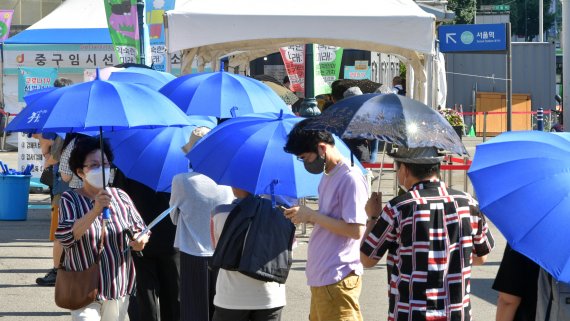 25일 서울역광장에 설치된 코로나19 임시선별검사소에서 시민들이 검사를 받기 위해 줄을 서고 있다. 사진=박범준 기자 /사진=fnDB